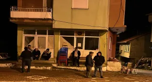 Kütahya'da köylüler artçı depremler nedeniyle geceyi dışarıda geçiriyor