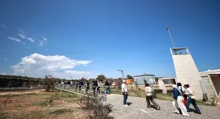 Mersin'de öğrenciler deniz kaplumbağalarının yuvalama alanlarını temizledi