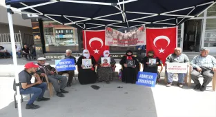 Muş'ta evlatlarına kavuşmak isteyen aileler DEM Parti önündeki eylemlerini sürdürdü