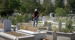 Niğde'de Kurban Bayramı öncesi mezarlıkların bakımı yapıldı