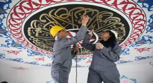 Ordu'da nakkaş çift sırt sırta vererek cami duvarlarını süslüyor