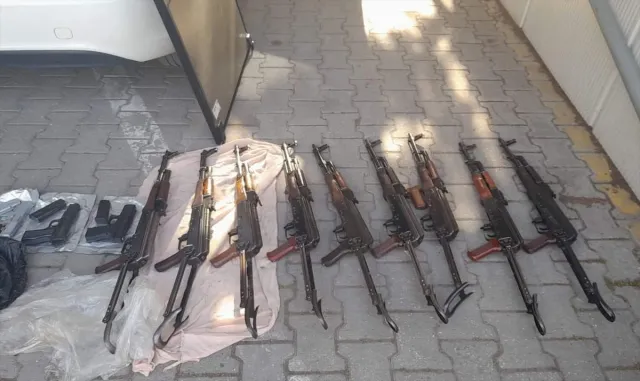 Sakarya'da polis memurunun aracında kaleşnikof bulunmasına ilişkin 3 tutuklama