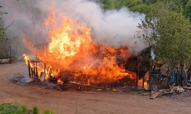 Samsun'da 2 katlı ahşap ev yandı