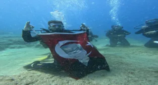 Samsunlu sporcular 19 Mayıs'ı denizin altında Türk bayrağı açarak kutladı