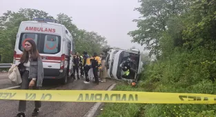Sinop'ta öğrencileri taşıyan otobüs ile otomobilin çarpışması sonucu 18 kişi yaralandı