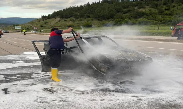 Sinop'ta seyir halindeki otomobil yandı