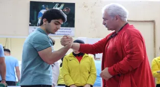 Türkiye bilek güreşi şampiyonu Yakub Doğan, yeni madalyalar için çalışıyor