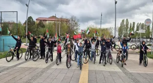 Van'da akademisyen ve öğrenciler, İsrail'in saldırılarını pedal çevirerek protesto etti