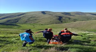 Van'da kayalık alanda mahsur kalan kişi için ekipler seferber oldu