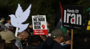 ABD ve İsrail'in İran'a yönelik saldırıları Londra'da protesto edildi