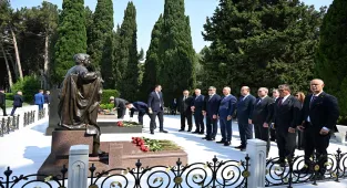 AK Parti heyeti, Bakü'de şehitlikleri ziyaret etti