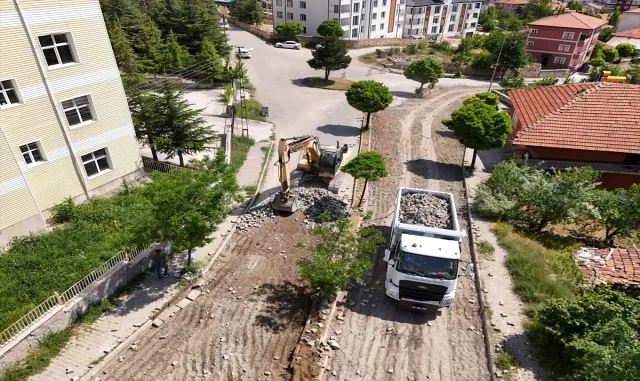 Akdağmadeni'nde sıcak asfalt çalışmaları başladı