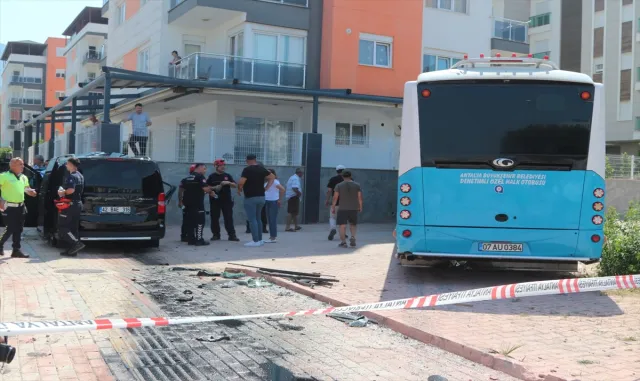 Antalya'da halk otobüsü ile panelvanın karıştığı kazada 3 kişi yaralandı