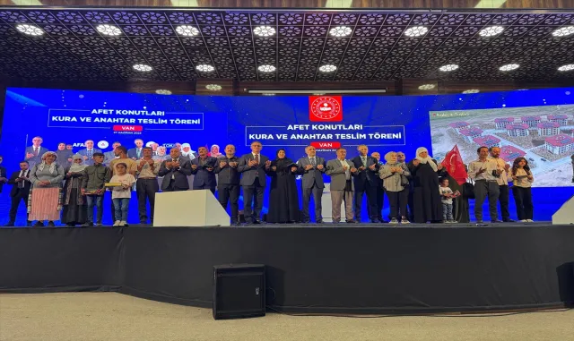 Bakan Yerlikaya, Van'da Afet Konutları Kura Çekimi ve Anahtar Teslim Töreni'nde konuştu: