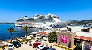 Bodrum'a ilk kez gelen AROYA Cruises, bando ve halk oyunları ekibiyle karşılandı