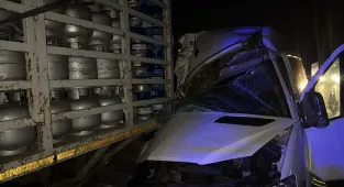 Bolu'da tüp yüklü kamyona çarpan minibüsteki 16 kişi yaralandı