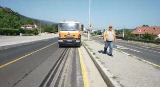 Bolu Dağı geçişinde yol güvenliği için temizlik çalışması yapılıyor