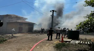Çanakkale'de depoda başlayıp elektrik trafosu ve araziye sıçrayan yangın söndürüldü