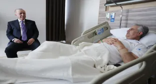 Cumhurbaşkanı Erdoğan'dan AK Parti Genel Başkan Yardımcısı Yalçın'a geçmiş olsun ziyareti