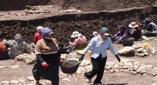 Diyarbakır Çayönü Tepesi'nin kadın işçileri tarih kazıyor