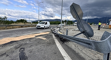 Düzce'de bariyer ve beton bloklara çarpan tırın sürücüsü yara almadan kurtuldu