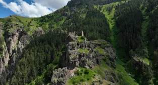 Erzurum'da sarp kayalık üzerindeki tescilli Hırçer Kalesi yüzyıllardır ayakta