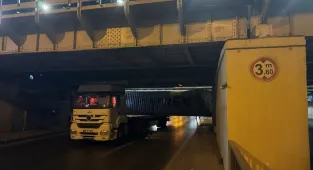 Fatih'te tırın dorsesindeki konteyner alt geçide takıldı 