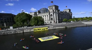 Greenpeace ve Uluslararası Af Örgütü aktivistleri Berlin'de farkındalık eylemi düzenledi