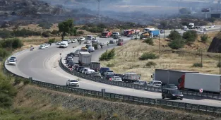 GÜNCELLEME 2 - Çanakkale'de tarım arazisinden ormanlık alana sıçrayan yangın kontrol altına alındı