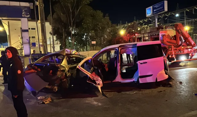 GÜNCELLEME 2 - Gaziantep'te otomobil ile hafif ticari araç çarpıştı, 5 kişi öldü, 2 kişi yaralandı