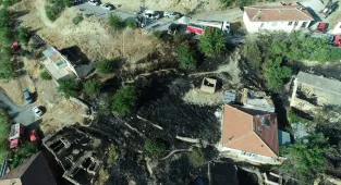 GÜNCELLEME 2 - Malatya'da otluk alanda çıkan ve evlere sıçrayan yangın söndürüldü