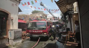 GÜNCELLEME - Antalya'da tarihi Kaleiçi'nde çıkan yangına müdahale ediliyor