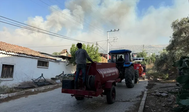 GÜNCELLEME - İzmir'de otluk alandan yerleşim yerlerine sıçrayan yangın kontrol altına alındı