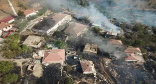 GÜNCELLEME - Malatya'da otluk alanda çıkan yangın evlere sıçradı