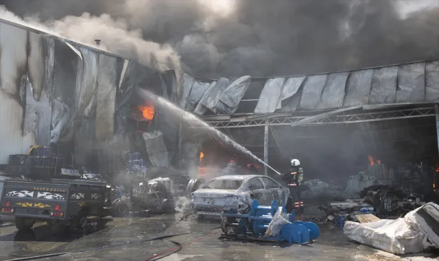 GÜNCELLEME - Sakarya'da yedek parça deposunda çıkan yangın kontrol altına alındı