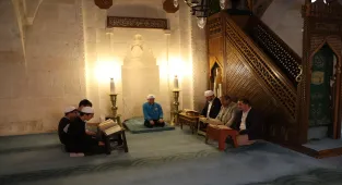 Hafızlığını tamamlayan öğrenci bir günde Kur'an-ı Kerim'i hatmetti