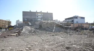 Hatay'da ağır hasarlı bina yıkım sırasında iş makinesinin üzerine çöktü