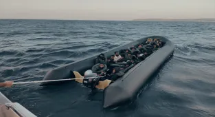 İzmir açıklarında sürüklenen lastik bottaki 3'ü çocuk 34 düzensiz göçmen kurtarıldı