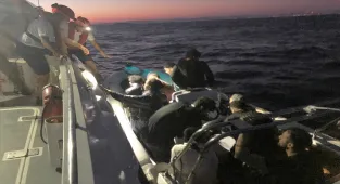 İzmir açıklarında sürüklenen lastik bottaki 9'u çocuk 30 düzensiz göçmen kurtarıldı