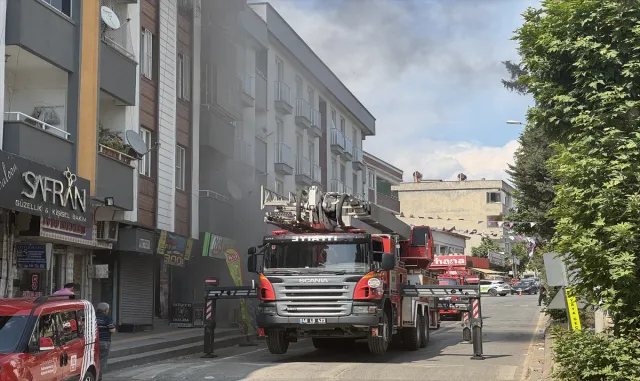 Kahramanmaraş'ta mobilya mağazasında çıkan ve eve sıçrayan yangın söndürüldü