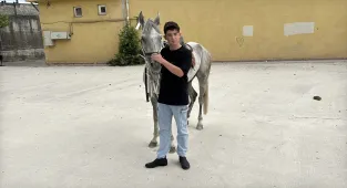 Karabük'te biniciliğe meraklı olan öğrenciye LGS sınavı sonrası at hediye edildi