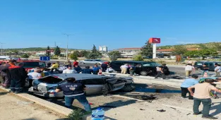 Karabük'te karşı şeride savrulan otomobilin camlı vanla çarpıştığı kazada 7 kişi yaralandı