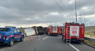 Kocaeli'de devrilen tırın sürücüsü öldü, 3 kişi yaralandı