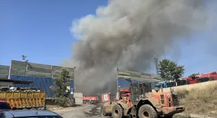 Kocaeli'de hurda atık depolama sahasında çıkan yangına müdahale ediliyor