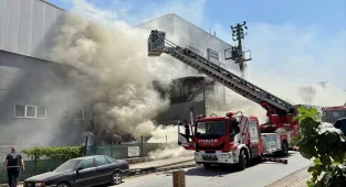 Kocaeli'de marketin deposunda çıkan yangın söndürüldü