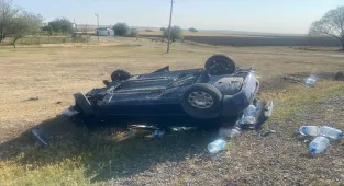 Konya'da devrilen otomobildeki 2 kişi yaralandı