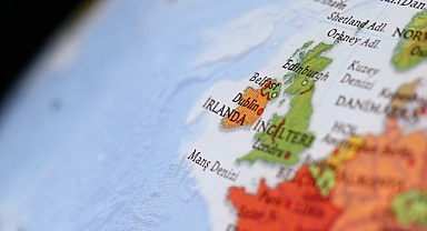 Kuzey İrlanda'daki göçmen karşıtı eylemlerin ikinci gününde 17 polis yaralandı