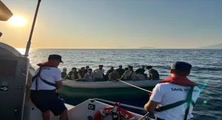 Muğla açıklarında sürüklenen bottaki 14 düzensiz göçmen kurtarıldı