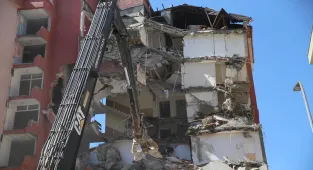 Rize'de riskli olduğu gerekçesiyle tahliye edilen iki binanın yıkımına başlandı