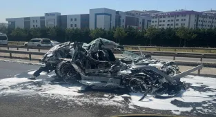 Sancaktepe'de tır ile kamyon arasında kalan araçtaki 2 kişi yaralandı